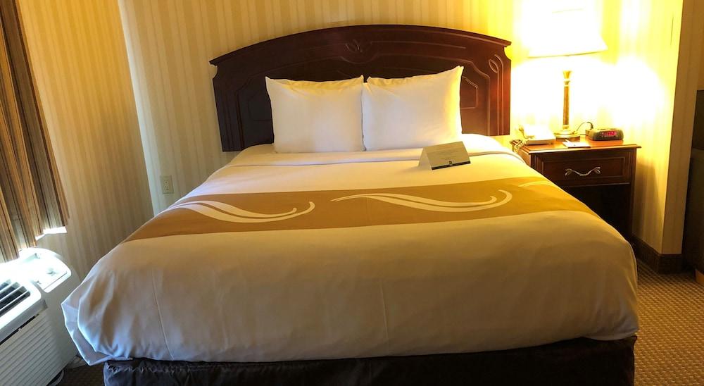 Quality Hotel & Suites Woodstock Exterior foto