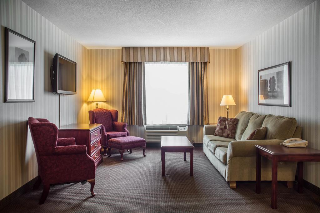 Quality Hotel & Suites Woodstock Exterior foto