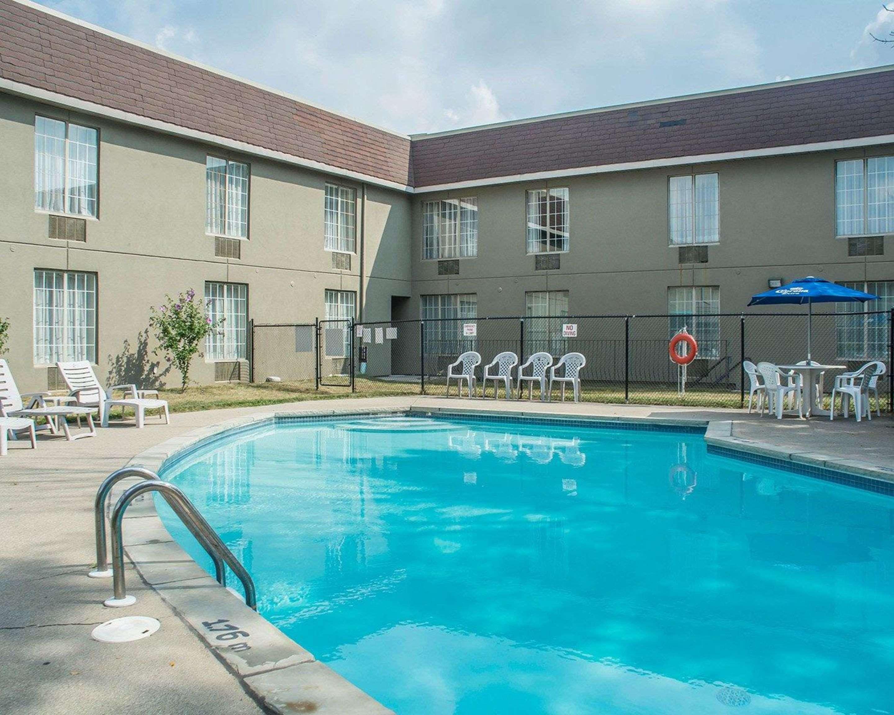 Quality Hotel & Suites Woodstock Exterior foto