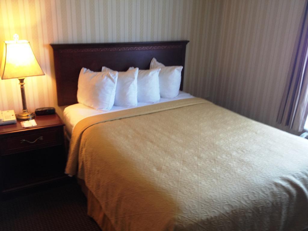 Quality Hotel & Suites Woodstock Exterior foto